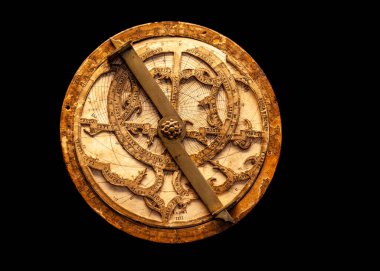 Astrolabe, tipik olarak gök cisimlerinin yüksekliklerinin astronomik ölçümlerini yapmak ve sekstant gelişmeden önce enlem hesaplamak için kullanılan bir araçtır..