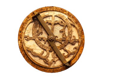 Astrolabe, tipik olarak gök cisimlerinin yüksekliklerinin astronomik ölçümlerini yapmak ve sekstant gelişmeden önce enlem hesaplamak için kullanılan bir araçtır..
