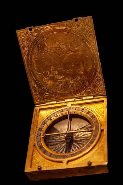 신사의 시계는 해시계의 형태로 — 스톡 사진