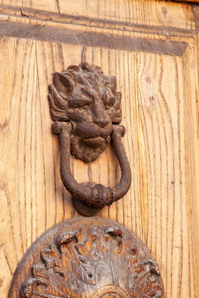 European Door Knocker You Lift Drop Knock — стоковое фото