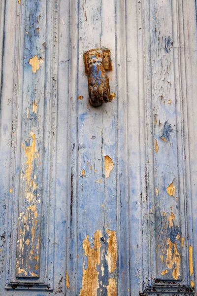 European Door Knocker You Lift Drop Knock — стоковое фото