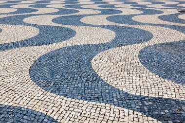 Lizbon 'da küçük fayanslardan yapılmış asfalt.