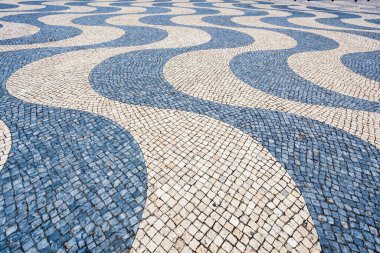 Lizbon 'da küçük fayanslardan yapılmış asfalt.