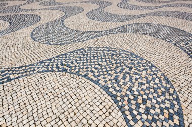 Lizbon 'da küçük fayanslardan yapılmış asfalt.