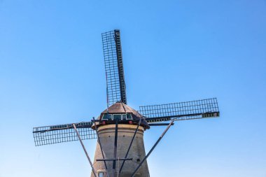 Hollanda yel değirmenleri eskiden un değirmenleriydi.