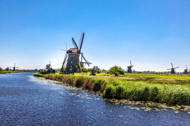 Hollanda yel değirmenleri eskiden un değirmenleriydi.