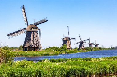 Hollanda yel değirmenleri eskiden un değirmenleriydi.