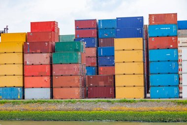 Rotterdam 'daki bir rıhtımda konteynırlar. Markalar silindi
