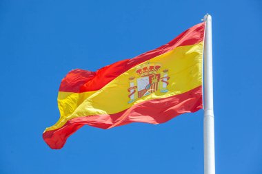 İspanya bayrağı, 1978 İspanya Anayasası 'nda tanımlandığı gibi, kırmızı, sarı ve kırmızı olmak üzere üç yatay şeritten oluşur ve sarı şerit her kırmızı şeritten iki kat daha büyüktür. Geleneksel olarak, orta şerit daha fazla arter tarafından tanımlanmıştır.