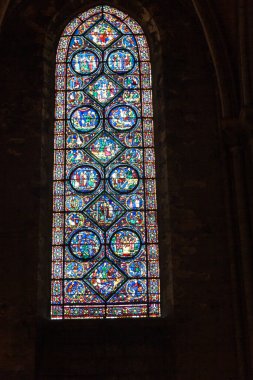 13. yüzyıl Notre-Dame katedrali I. Dünya Savaşı sırasında büyük hasar görmesine karşın takdire şayan bir şekilde restore edilmiş ve Fransa 'nın en güzel Gotik kiliselerinden biri olarak yer almaktadır..