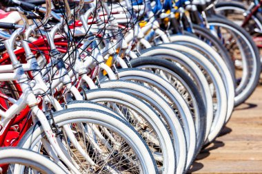 Amsterdam 'da bisiklet sürmek ana ulaşım biçimidir. Burası bir otopark.