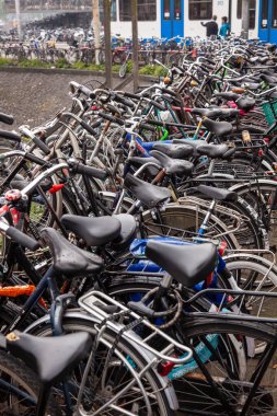 Amsterdam 'da bisiklet sürmek ana ulaşım biçimidir. Burası bir otopark.