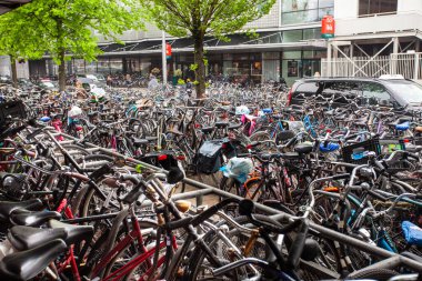 Amsterdam 'da bisiklet sürmek ana ulaşım biçimidir. Burası bir otopark.