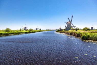 Hollanda yel değirmenleri eskiden un değirmenleriydi.