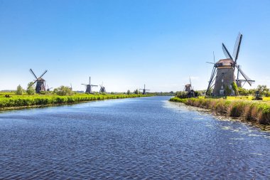 Hollanda yel değirmenleri eskiden un değirmenleriydi.