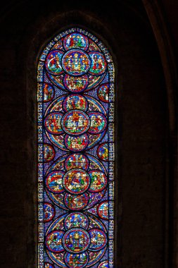 13. yüzyıl Notre-Dame katedrali I. Dünya Savaşı sırasında büyük hasar görmesine karşın takdire şayan bir şekilde restore edilmiş ve Fransa 'nın en güzel Gotik kiliselerinden biri olarak yer almaktadır..