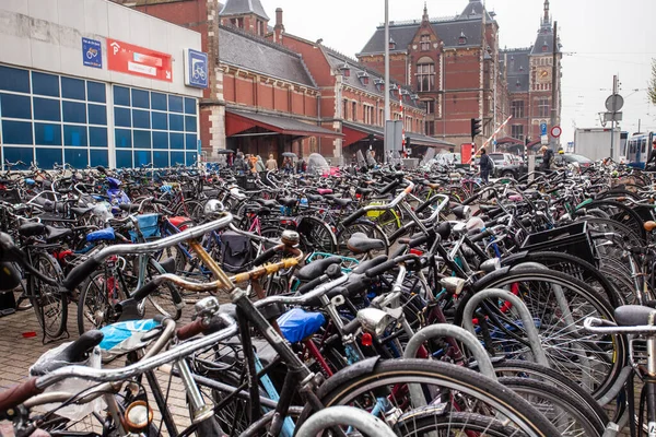 암스테르담에서 자전거는 교통수단이다 여기는 주차장이야 — 스톡 사진