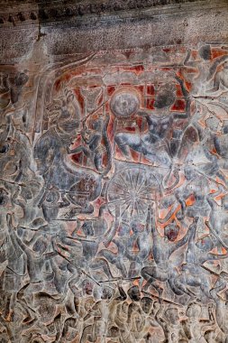 Angkor Wat 'ın dış galerisinin duvarlarındaki levhalar süt okyanusunun çalkalanması veya devas ve asuras arasındaki savaşlar. Angkor Wat' ta, dış galeri duvarı yaklaşık 12.000 veya 13.000 metrekarelik bir alanla kaplıdır.