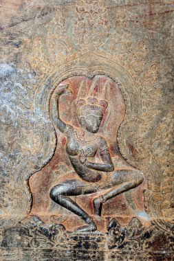 Angkor Wat 'ın dış galerisinin duvarlarında (12. yüzyılın ortalarında süt okyanusunun çalkalanması veya devalar ve asuraslar arasındaki savaşlar) levhalar bulunmaktadır.Angkor Wat' ta dış galeri duvarı yaklaşık 12.000 veya 13.000 metrekarelik bir alanla kaplıdır.