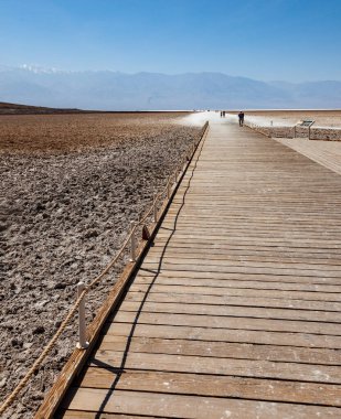 Ölüm Vadisi, Doğu Kaliforniya 'da Mojave Çölü' nün kuzeyinde Büyük Havza Çölü 'ne yakın bir çöl vadisidir. Ortadoğu ve Sahra çölleri ile birlikte dünyanın en sıcak yerlerinden biridir..