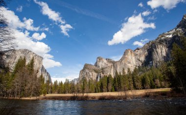 Yosemite Ulusal Parkı Kaliforniya 'nın Sierra Nevada dağlarında yer almaktadır. Dev, antik sekoya ağaçları ve Tünel Manzarası ile ünlüdür. Büyük BridalVede Düşüşü ve El Capitan 'ın granit kayalıkları ve Yarım Kubbe' nin ikonik manzarası.. 
