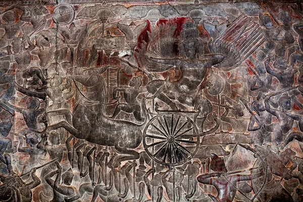吴哥窟外廊墙壁上的浮雕 在挤奶的大海中 或在祭祀与祭祀之间的战斗中 吴哥窟的外廊墙覆盖着大约一万二千或一万三千平方米的面积 — 图库照片