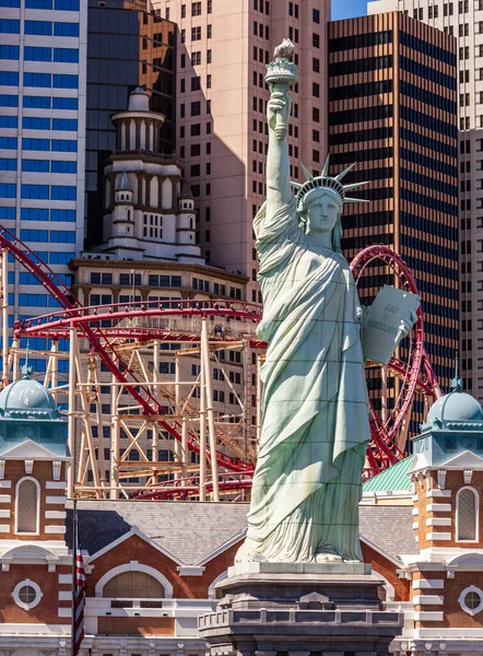 自由女神像 Statue Liberty 是一座巨大的新古典主义雕塑 位于纽约市内的纽约港自由岛上 其规模与拉斯维加斯相当 — 图库照片