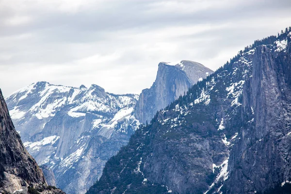 Yosemite Ulusal Parkı Kaliforniya Nın Sierra Nevada Dağlarında Yer Almaktadır — Stok fotoğraf