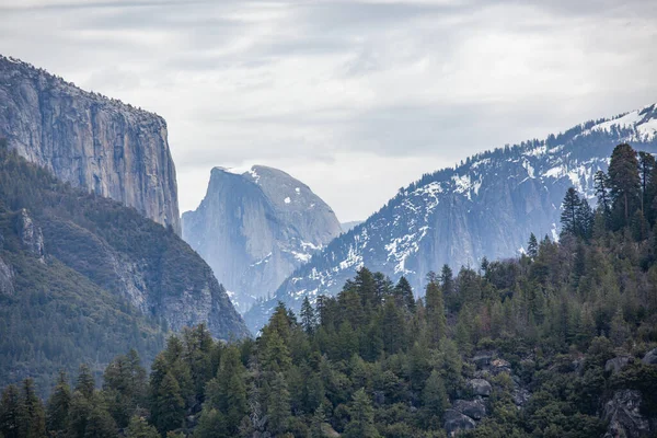 Yosemite Ulusal Parkı Kaliforniya Nın Sierra Nevada Dağlarında Yer Almaktadır — Stok fotoğraf