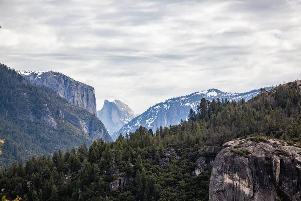 Yosemite Ulusal Parkı Kaliforniya Nın Sierra Nevada Dağlarında Yer Almaktadır — Stok fotoğraf