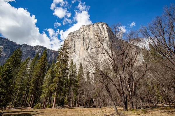 Yosemite Ulusal Parkı Kaliforniya Nın Sierra Nevada Dağlarında Yer Almaktadır — Stok fotoğraf