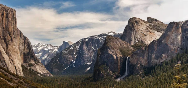 Yosemite Ulusal Parkı Kaliforniya Nın Sierra Nevada Dağlarında Yer Almaktadır — Stok fotoğraf