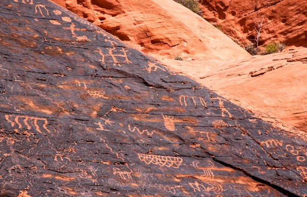 Fire Canyon Weathered Fading Ancient Indian Petroglyphs — Stock Photo, Image