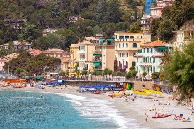 Monterosso plajı. Cinque Terre, İtalya 'nın engebeli Riviera kıyı şeridinde asırlık bir kıyı kasabasıdır. Beş kasabanın her birinde, sarp teraslara yapışmış renkli evler ve üzüm bağları var.