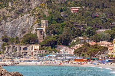 Monterosso plajı. Cinque Terre, İtalya 'nın engebeli Riviera kıyı şeridinde asırlık bir kıyı kasabasıdır. Beş kasabanın her birinde, sarp teraslara yapışmış renkli evler ve üzüm bağları var.