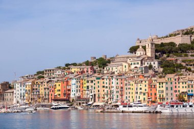 Lerici, La Spezia Körfezi kıyısındaki İtalyan Rivierası 'nın bir parçasıdır ve şair Percy Byron Shelley' nin boğulduğu yer olarak bilinir. Lerici 'nin ana görüntülerinden biri 1152' deki ilk kuruluşundan bu yana kalesidir.