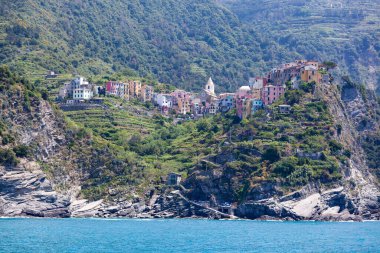 Cinque Terre, İtalya 'nın engebeli Riviera kıyı şeridinde asırlık bir kıyı kasabasıdır. Beş kasabanın her birinde, sarp teraslara yapışmış renkli evler ve üzüm bağları var.