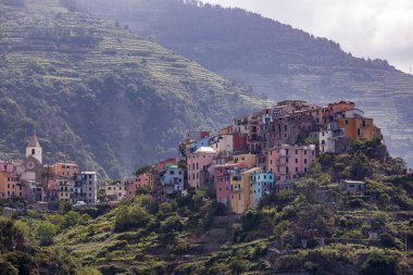 Cinque Terre, İtalya 'nın engebeli Riviera kıyı şeridinde asırlık bir kıyı kasabasıdır. Beş kasabanın her birinde, sarp teraslara yapışmış renkli evler ve üzüm bağları var.