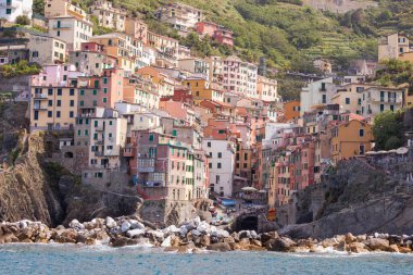 Riomaggiore, beş Cinque Terre 'nin en güneydeki köyüdür ve hepsi patikalarla birbirine bağlıdır. Cinque Terre, İtalya 'nın engebeli Riviera kıyı şeridinde asırlık bir kıyı kasabasıdır. Her beş kasabada, renkli evler ve üzüm bağları birbirine bağlı.