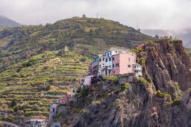 Riomaggiore, beş Cinque Terre 'nin en güneydeki köyüdür ve hepsi patikalarla birbirine bağlıdır. Cinque Terre, İtalya 'nın engebeli Riviera kıyı şeridinde asırlık bir kıyı kasabasıdır. Her beş kasabada, renkli evler ve üzüm bağları birbirine bağlı.