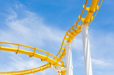 Mavi gökyüzüne karşı izole edilmiş korkunç lunapark treni