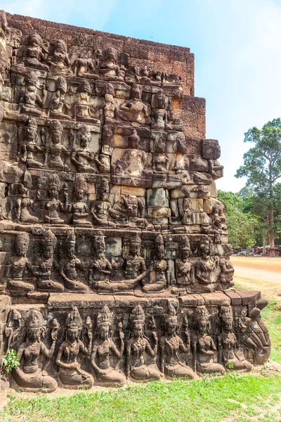 象のテラスは カンボジアの荒廃した寺院複合施設であるアンコールトムの城壁都市の一部です このテラスはアンコールズキンのGjayavarman Viiによって 勝利した帰還軍を見るためのプラットフォームとして使用された — ストック写真