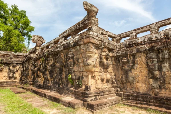 象のテラスは カンボジアの荒廃した寺院複合施設であるアンコールトムの城壁都市の一部です このテラスはアンコールズキンのGjayavarman Viiによって 勝利した帰還軍を見るためのプラットフォームとして使用された — ストック写真