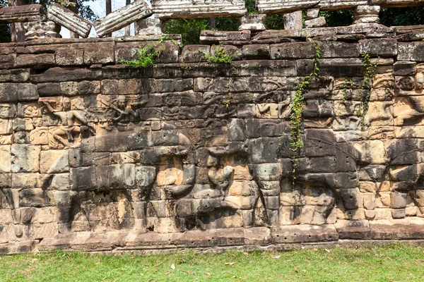 大象的平台 Terrace Elephants 是柬埔寨吴哥窟 Angkor Thom 城墙城市的一部分 吴哥窟是柬埔寨一座被毁的寺庙建筑群 吴哥窟的亲族贾瓦曼七世利用这个平台观看他胜利的归国军队 — 图库照片