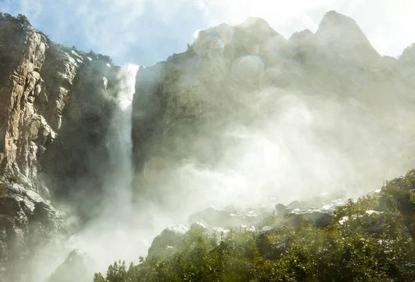 Yosemite Fallsi Jest Najwyższym Wodospadem Parku Narodowym Yosemite Spadając Sumie — Zdjęcie stockowe