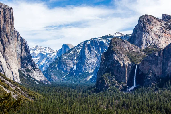 Yosemite Fallsi Jest Najwyższym Wodospadem Parku Narodowym Yosemite Spadając Sumie — Zdjęcie stockowe