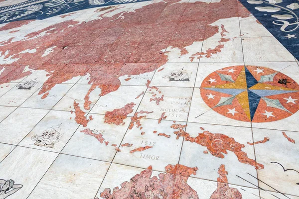 Plaveisel Lisbon Gemaakt Van Kleine Tegels Wereldkaart Buurt Monument Van — Stockfoto