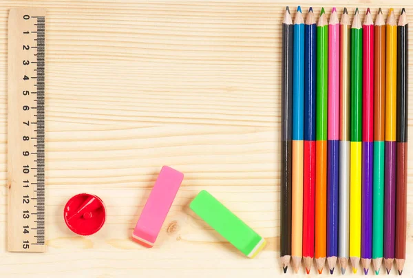 Kleurrijke Potloden Met Schrijfgerei Houten Oppervlak — Stockfoto