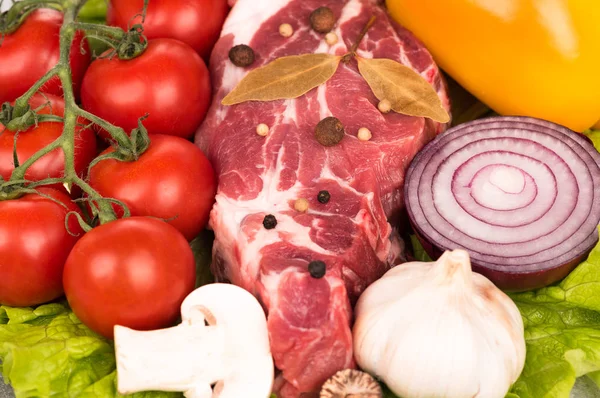 Rohes Schweinefleisch Mit Gewürzen Und Gemüse Über Grünem Salathintergrund — Stockfoto