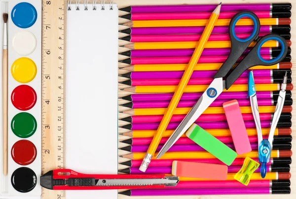 Kleurrijke Potloden Met Kladblok School Accessoires Houten Oppervlak — Stockfoto